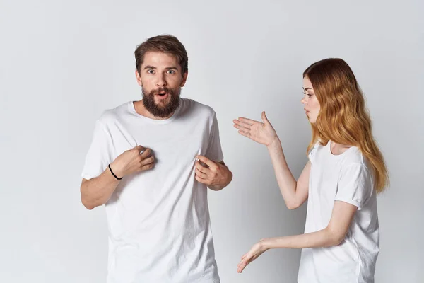 Hombre y mujer en camisetas blancas diseño de estudio de publicidad — Foto de Stock