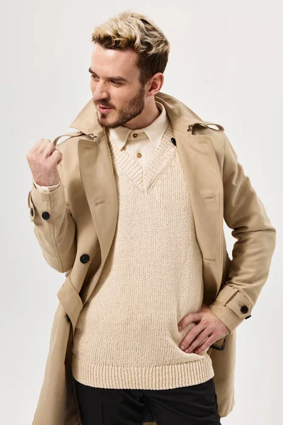 Mężczyzna gestykulując z strony beżowy płaszcz nowoczesny styl przycięty widok — Zdjęcie stockowe