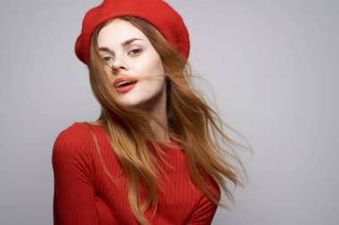 Neşeli kadın el hareketi eğlenceli kırmızı dudaklar lüks arka plan