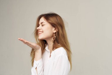 Neşeli, güzel kadın saç stili poz stüdyosu