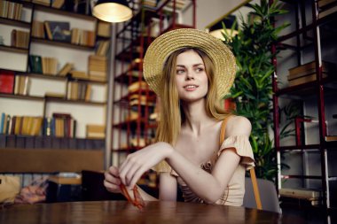 Kafe modasında kitap okuyan güzel bir kadın.