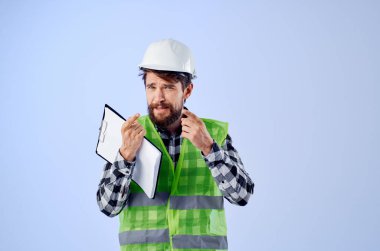 Yeşil bir veststrüksiyon mühendisliği tasarımı mavi arkaplan