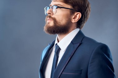 Gözlüklü sakallı adam. Başarılı bir iş.