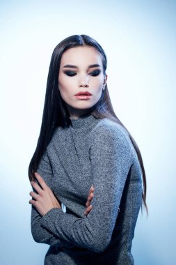 Güzel esmer parlak makyaj stüdyo poz