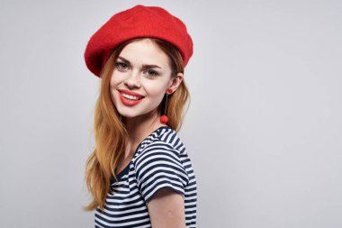 Güzel bir kadın moda pozu veriyor. Bak kırmızı küpeler. Mücevher izli arka plan.