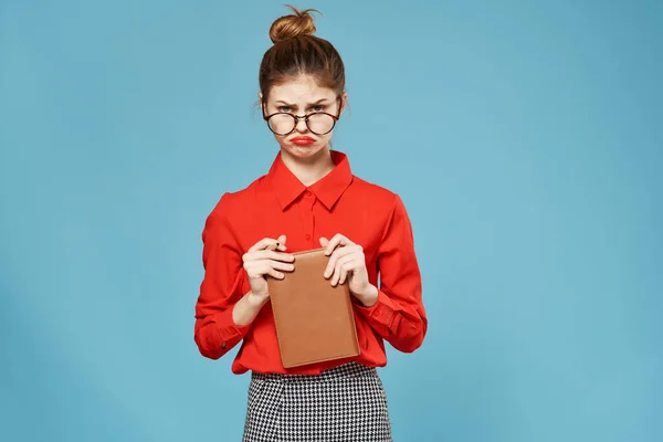 Женщина в красной рубашке документы профессиональный менеджер работы — стоковое фото