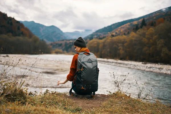 Mujer excursionista con mochila viaje río montañas paisaje paseo —  Fotos de Stock