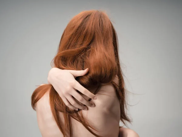 Rossa donna nudo indietro posa pelle pulita studio — Foto Stock
