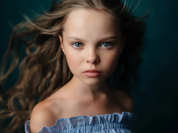 Girl with curly hair posing face closeup makeup studio — Stock Photo, Image