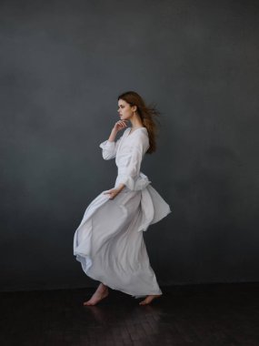 Beyaz elbiseli kadın dans gösterisi