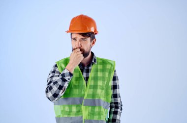 Üniformalı işçi inşaat atölyesi