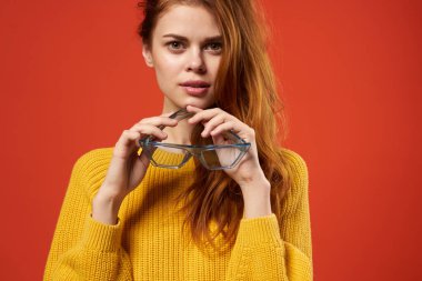 Neşeli, çekici bir kadın, elinde saç gözlüğü, moda stüdyosu.