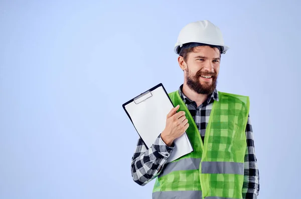 Мужчина строитель в зеленый вестибюль строительство работы дизайн синий фон — стоковое фото