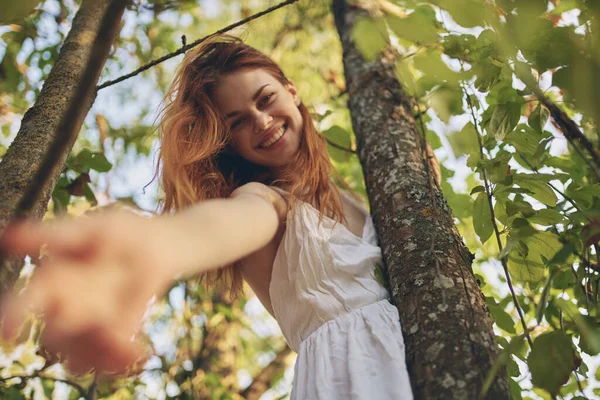 Mulher alegre em vestido branco perto de árvore natureza verão — Fotografia de Stock