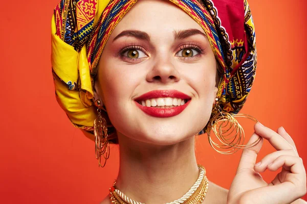 Bella donna multicolore scialle etnicità stile africano sfondo rosso — Foto Stock