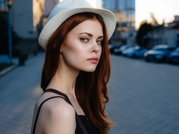 Hezká žena v klobouku venku léto pózování — Stock fotografie
