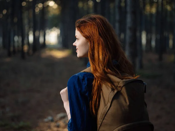 Mujer pelirroja con mochila en la naturaleza en el estilo de vida de viaje del bosque —  Fotos de Stock