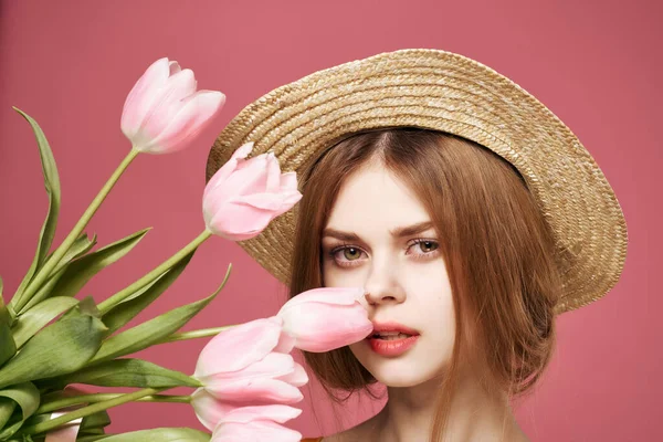 Mulher com flores presente feriado feminino moda rosa fundo — Fotografia de Stock