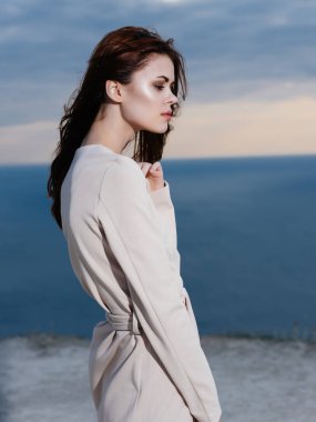 Cazibeli kadın okyanus yaz manzarası pozu veriyor.