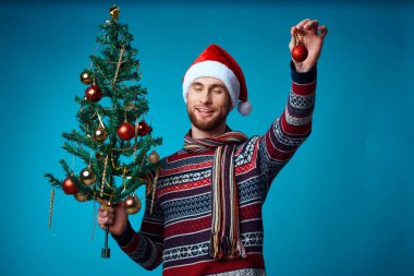 Noel Baba şapkalı duygusal adam izole edilmiş arka planda bayrak tutuyor.