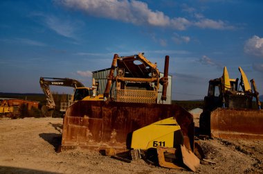 İnşaat, kum dağı kazma, jeoloji, buldozer.