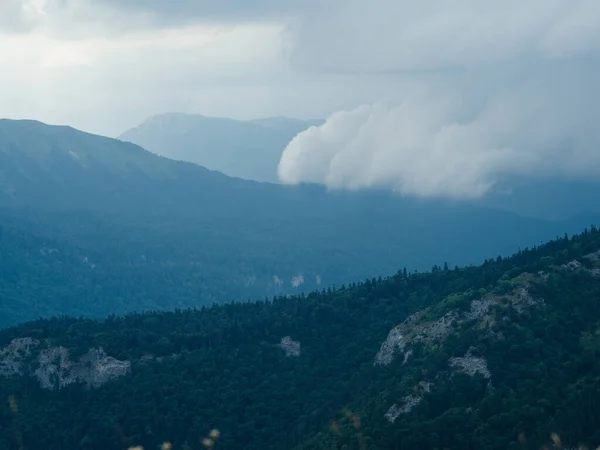 산을 배경으로 한 자연 풍경 자유의 구름 — 스톡 사진