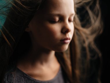 Kapalı gözlü kız göz alıcı stüdyoyu kapatıyor.