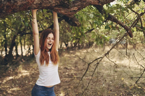 Kvinna utomhus vid trädet Sun frihet resa — Stockfoto