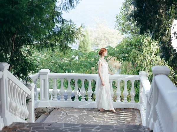 Hübsche Frau im weißen Kleid Park Natur Prinzessin Glamour — Stockfoto