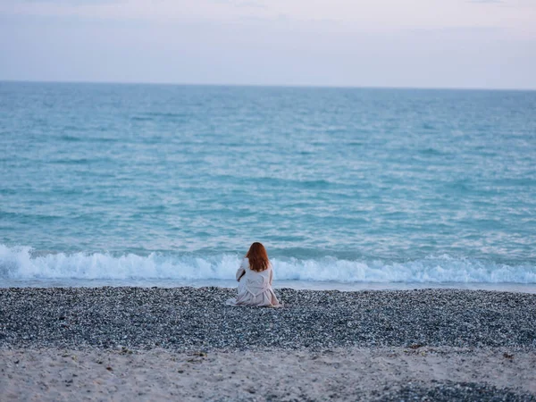 Femme promenades le long de la côte océan paysage vacances soirée romance — Photo