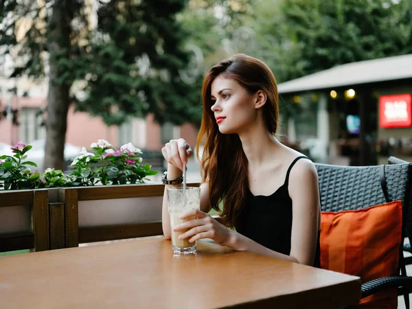 Kobieta lato na zewnątrz kawiarnia czas wolny komunikacji — Zdjęcie stockowe