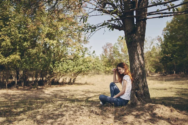 Woman rest in the countryside Sun freedom journey — Stock Photo, Image