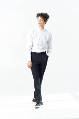 Beyaz tişörtlü kıvırcık adam moda arkaplanı