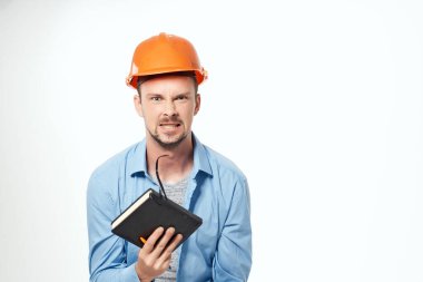 Turuncu başlıklı adam koruma işinde çalışıyor.