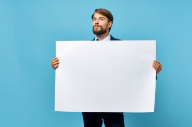 İzole pazarlama arka planında beyaz iş adamları.