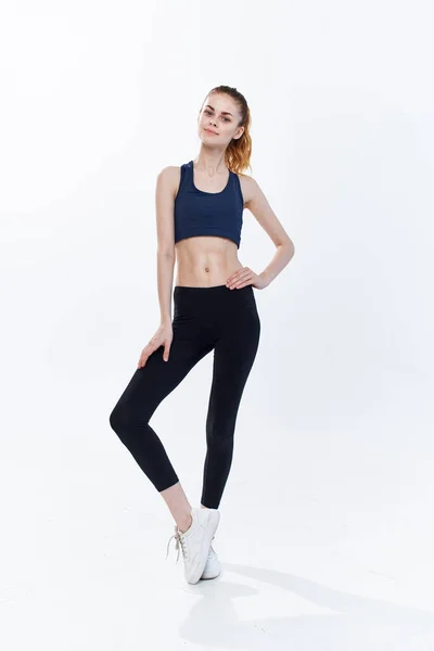 Atletická žena štíhlá postava tělocvična cvičení energie životní styl — Stock fotografie