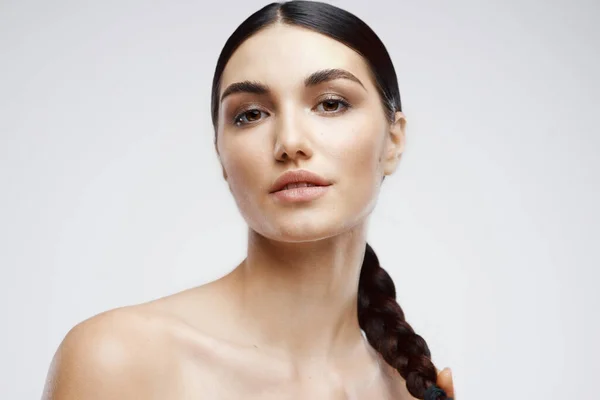 Mooi brunette naakt schouders helder huid close-up — Stockfoto