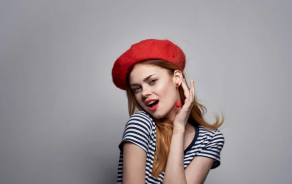 Hübsche Frau mit rotem Hut Dekoration Kosmetik Lächeln Modell — Stockfoto
