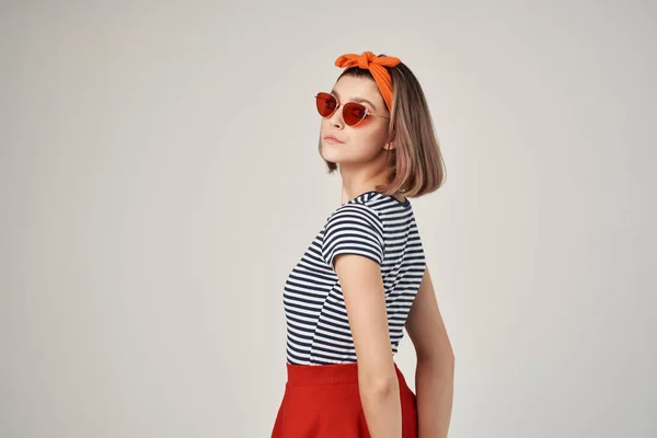Emotionell kvinna bär solglasögon i randig t-shirt poserar mode — Stockfoto