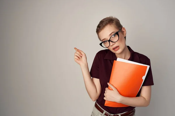 Kortharige vrouw met bril mode licht achtergrond — Stockfoto