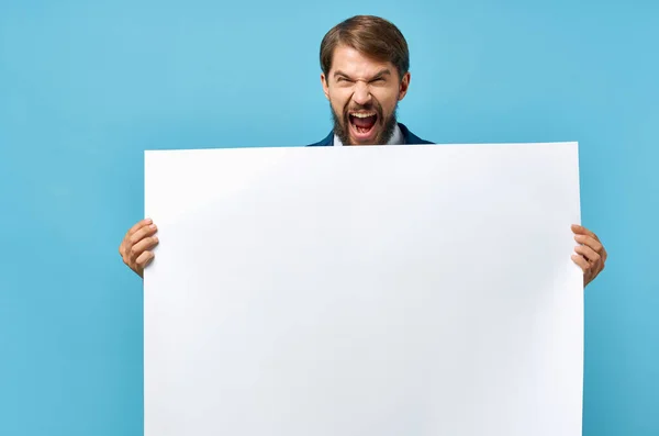 Man met baard in pak wit mocap poster korting reclame blauwe achtergrond — Stockfoto