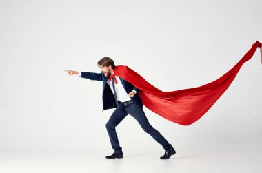 Kırmızı pelerinli adam süper kahraman güç koruması