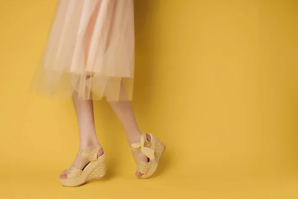 Samice nohy boty pózování módní letní styl — Stock fotografie