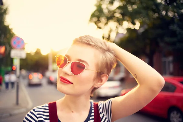 Kobieta noszenie okularów przeciwsłonecznych na zewnątrz chodzić emocje moda pozowanie — Zdjęcie stockowe