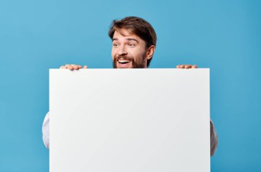 İş adamları beyaz modelleme posterleri izole edilmiş arka plan reklamları