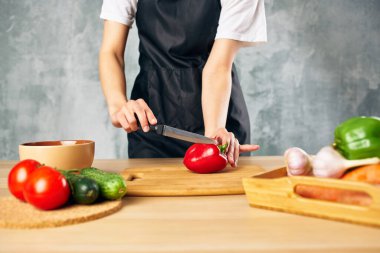 Evde kadın yemeği pişir vejetaryen yemek kesme tahtası