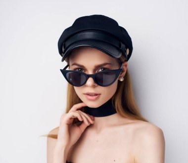 Kırmızı dudaklı kadın çekici görünüyor.