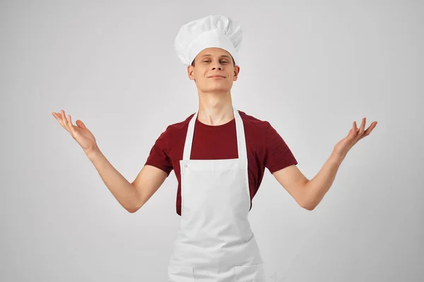 Férfi szakács sapkával a fején konyhai munka — Stock Fotó