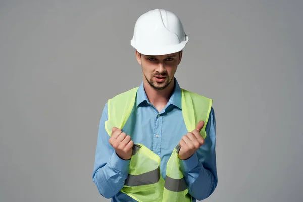 Uomo in costruzione uniforme cianografie costruttore isolato sfondo — Foto Stock