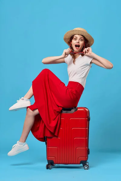 Vrouw toeristisch rood koffer vakantie leuk zonnebril reizen — Stockfoto